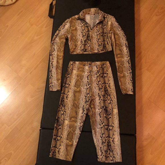 Snake skin print biker set leggings and crop top US S like new - Picture 4 of 9